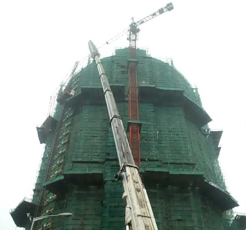 安阳吊车在工地上作业